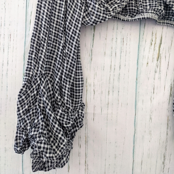 3/$20 Selfie Leslie Crop Off the Shoulder Top - Picture 5 of 7